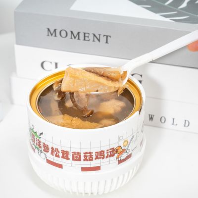 Bon prix Une soupe de poulet fonctionnelle avec du ginseng et des champignons sauvages, propre, réconfortante, prête à manger, bouillon d'herbes nutritive pour la force et le bien-être. en ligne